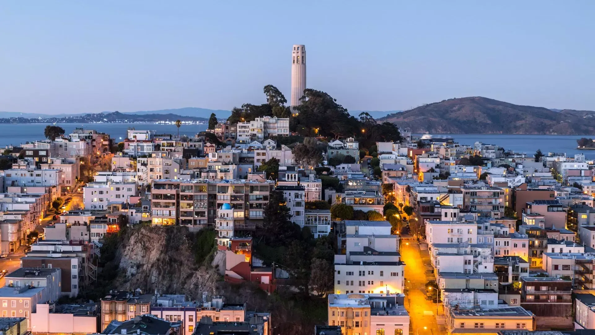 Coit Tower, em São Francisco, ao anoitecer, 前面是灯火通明的街道，后面是贝博体彩app湾.